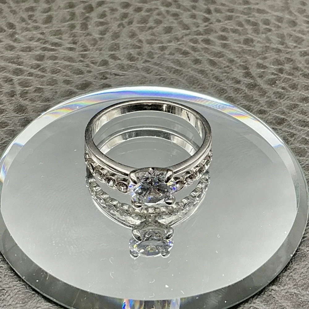 Ring Size 8‎ Silver Tone Clear Round Stone Accent Band Cocktail Womens Ring